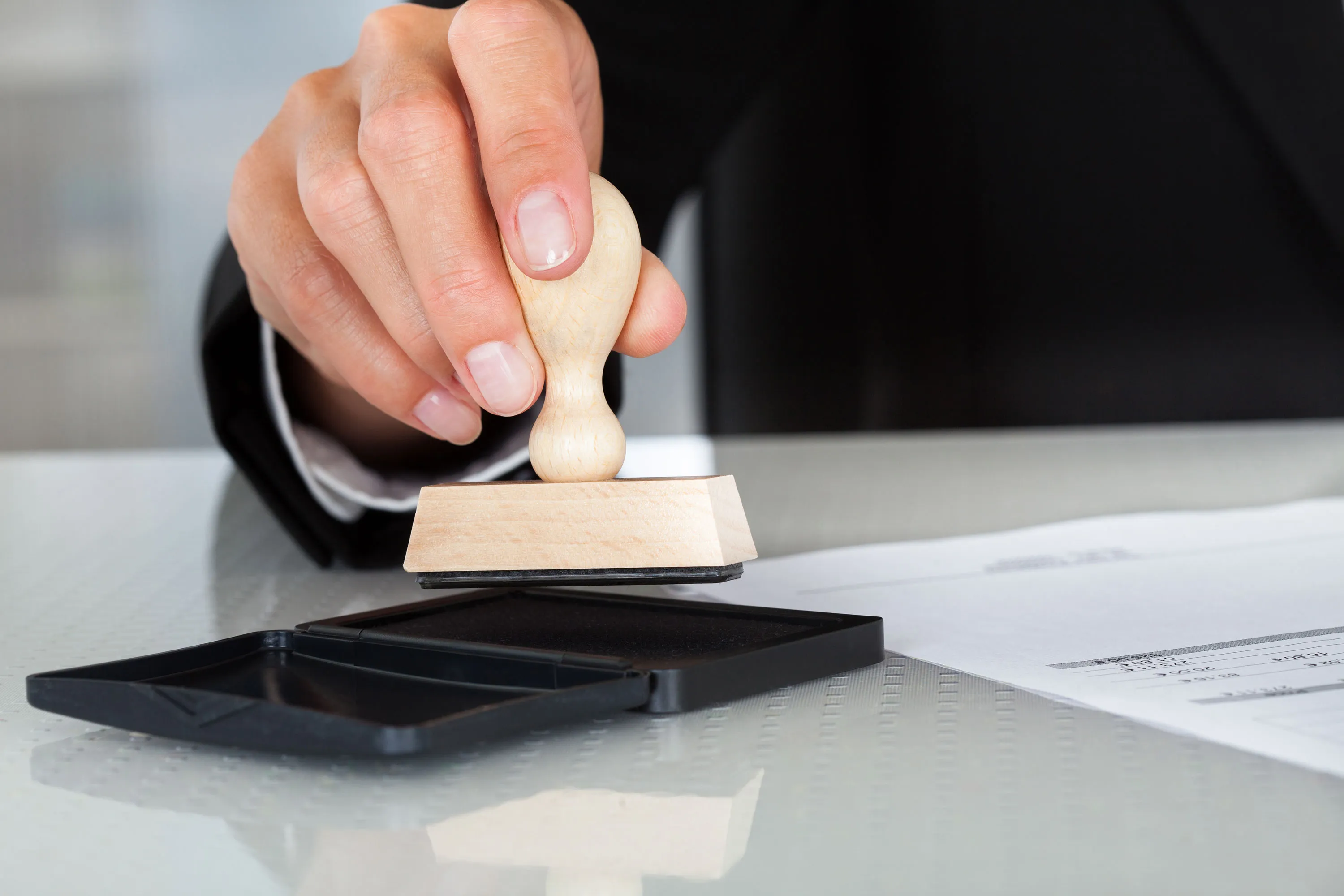 Mobile notary public in Jacksonville FL notarizing legal documents